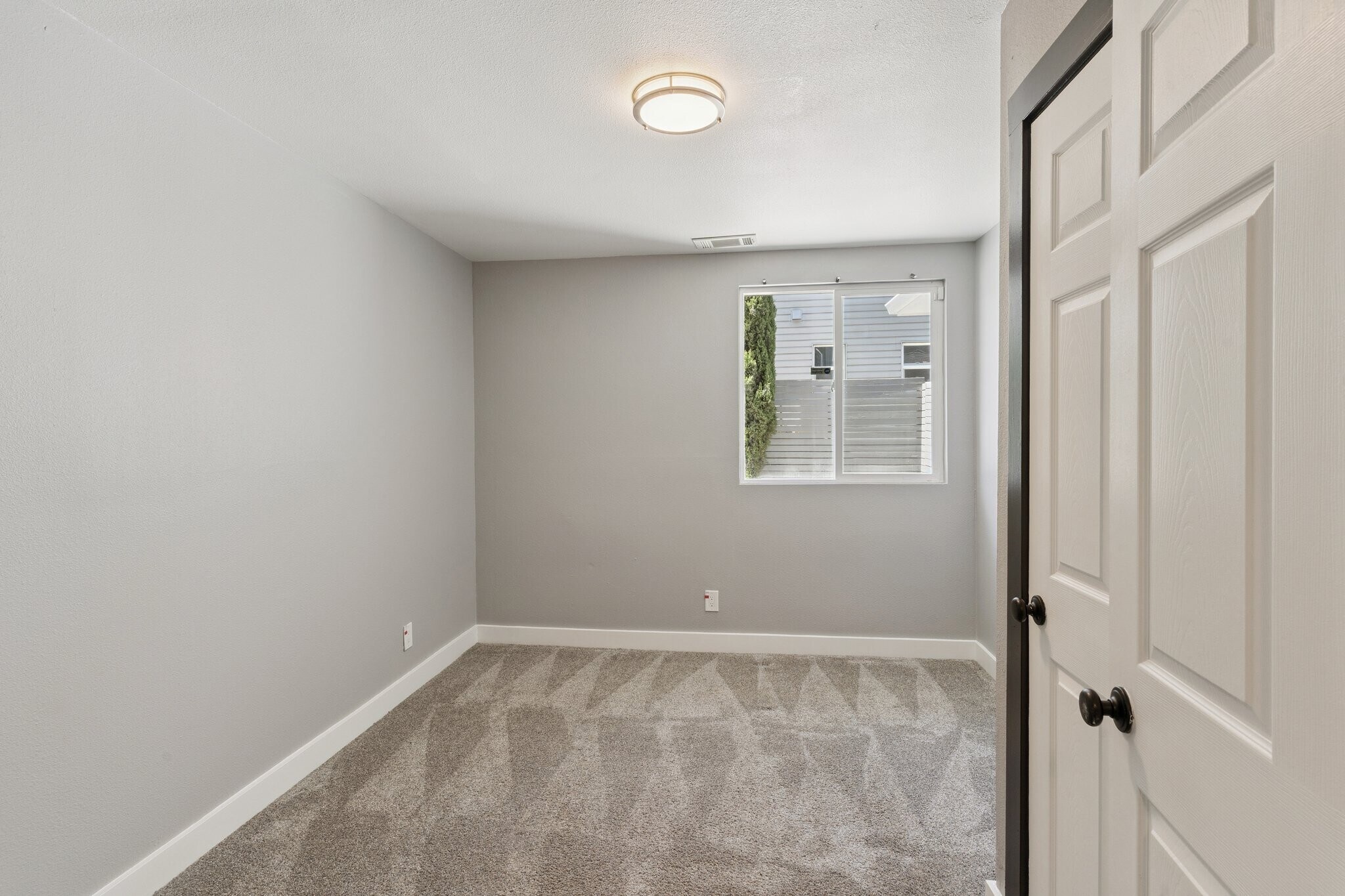 Building Photo - 2521 Grande Vista Ave