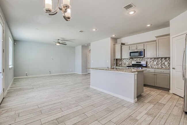Building Photo - Beautiful 4 bed/2.5 baths in the desirable...