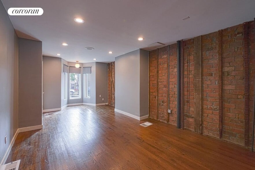 Primary Photo - 475 Van Buren St