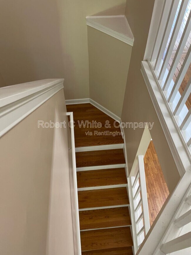 Building Photo - 402 Cambridge Cmns