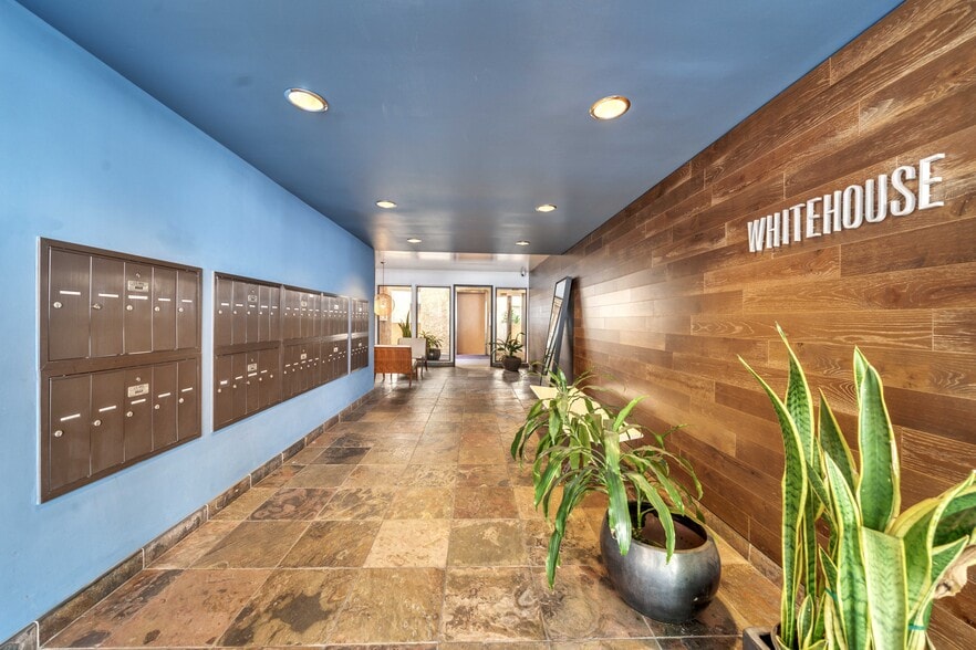 Building Photo - 8400 De Longpre Ave