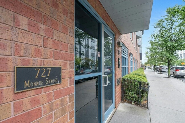 Building Photo - 727 Monroe St