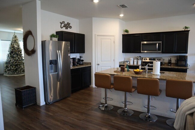 Building Photo - Two-story, 5 bed room, 3 bathroom, 3 livin...