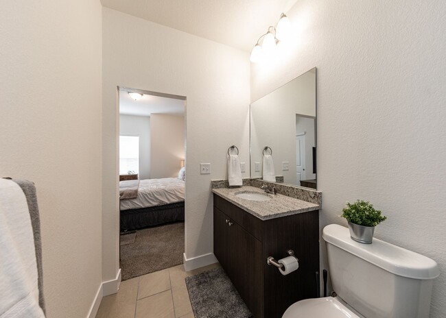 Building Photo - TOP Floor 2 Bed 2 Bath Luxury Apartment in...