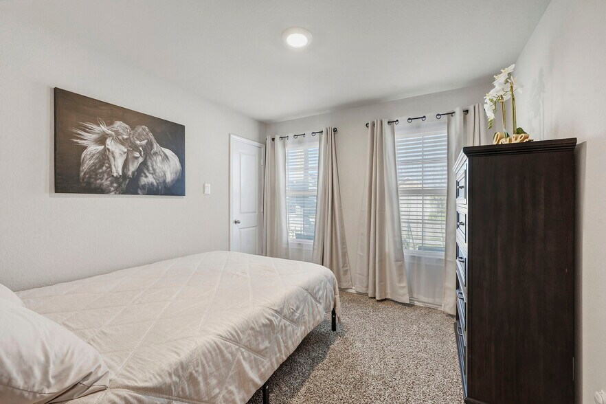 Building Photo - 1033 Verona Dr