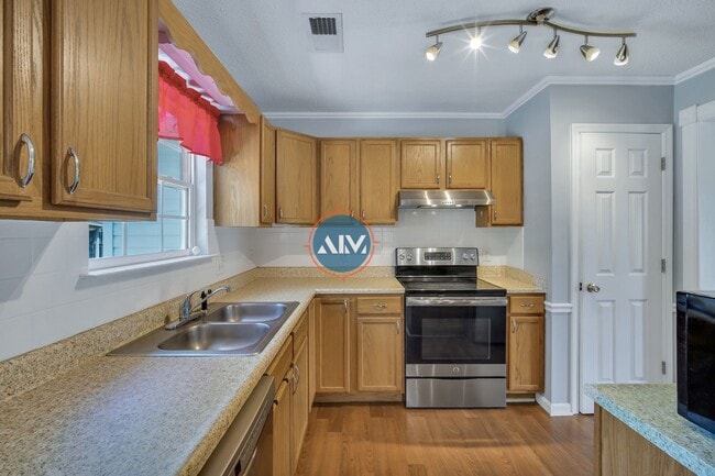 Building Photo - Beautiful 3 Bed 2 Bath Home located in his...