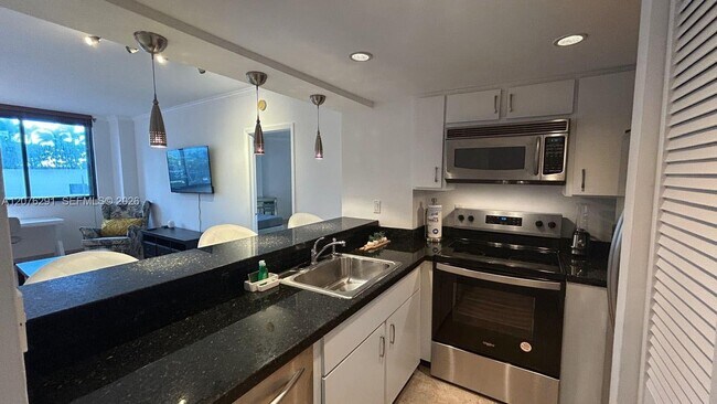 Building Photo - 540 Brickell Key Dr
