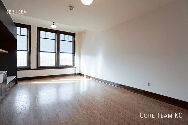 Building Photo - 310 E 39th-A3