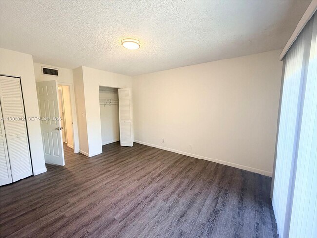 Building Photo - 6131 SW 42nd Ct