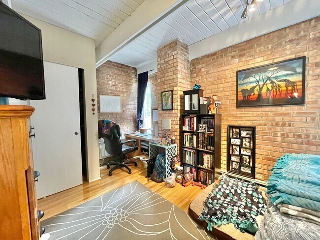 Building Photo - 806 S Loomis St