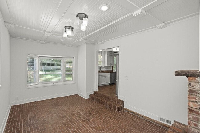 Building Photo - 1001 Horseshoe Dr