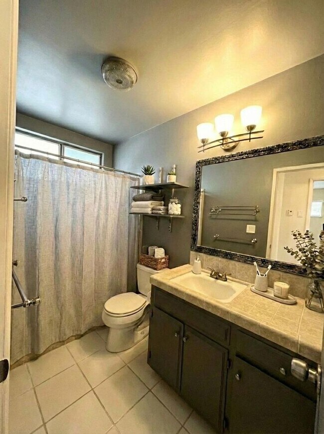 Building Photo - 3 bedroom 1.5 bathroom with amazing views of Morongo Valley