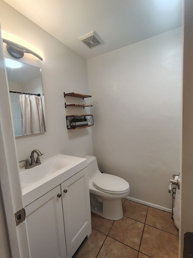 Building Photo - 4001 S Winter Palm Dr