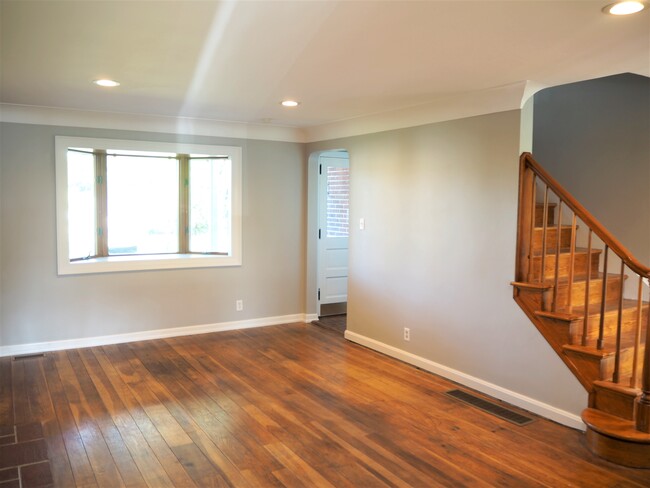 Nice Bay Window Overlooking the Backyard. - 329 Westview Ave