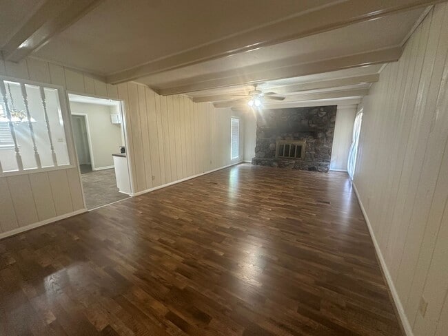 Building Photo - 927 Pinecliff Dr