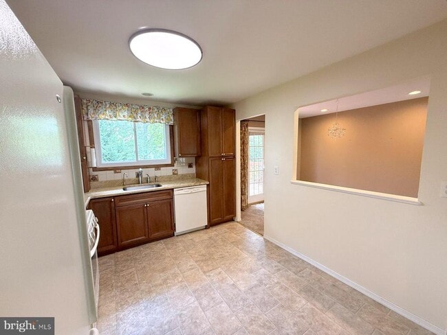 Building Photo - 11 Knollwood Dr