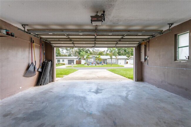 Building Photo - 2021 Valley Dr