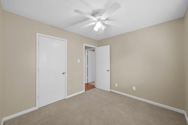 Building Photo - 506 Paradise Ln
