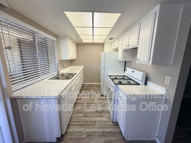 Building Photo - 1405 E Vegas Valley Dr