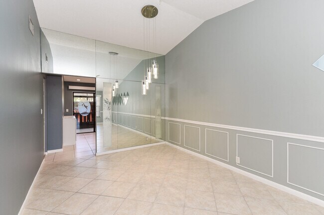 Building Photo - 7914 SE Villa Cir