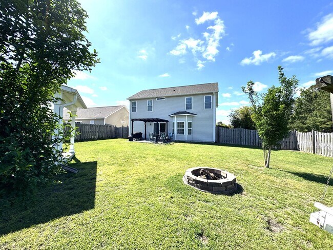 Building Photo - Minutes to the Beach! Conveniently located between Jacksonville & Wilmington