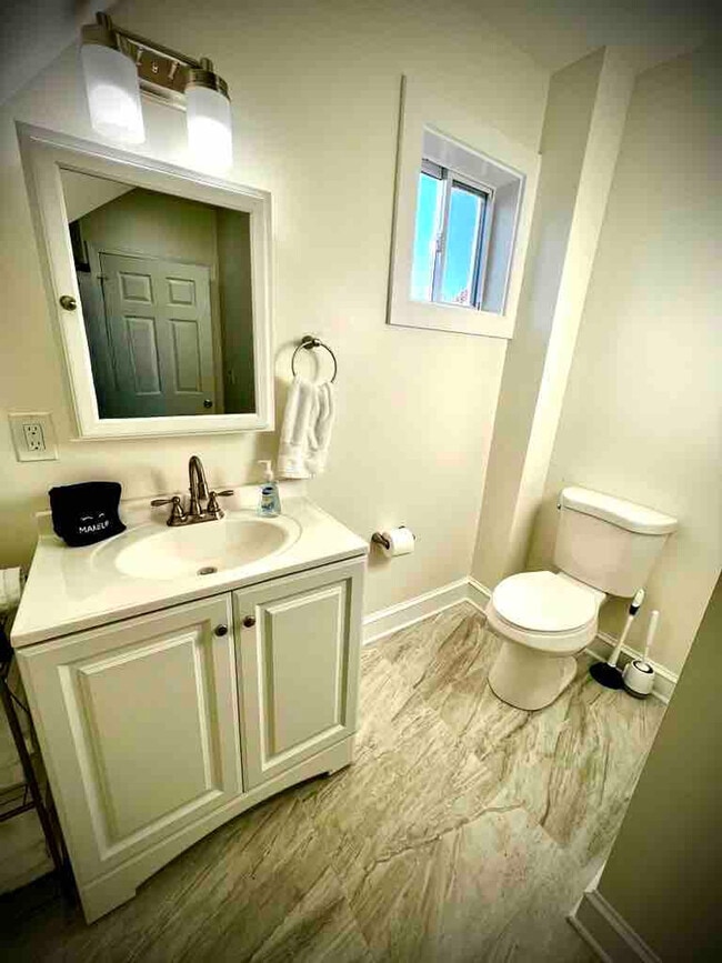 Building Photo - 1594 Main St