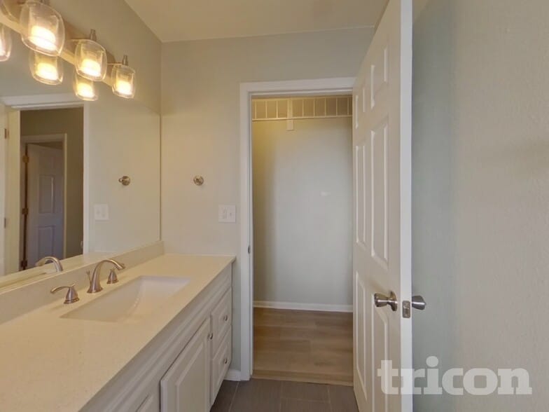 Building Photo - 4985 Montebello Dr