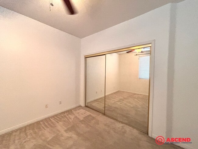 Building Photo - Lovely 5 Bedroom Home In River Oaks Area!