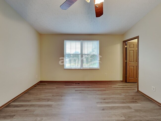 Building Photo - 3725 Lake Mead Dr