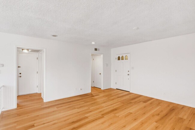 Building Photo - HUGE TOP FLOOR 2 BED 2 BATH IN PRIME SANTA MONICA! -FIREPLACE, BALCONY & GARAGE PARKING SPACE