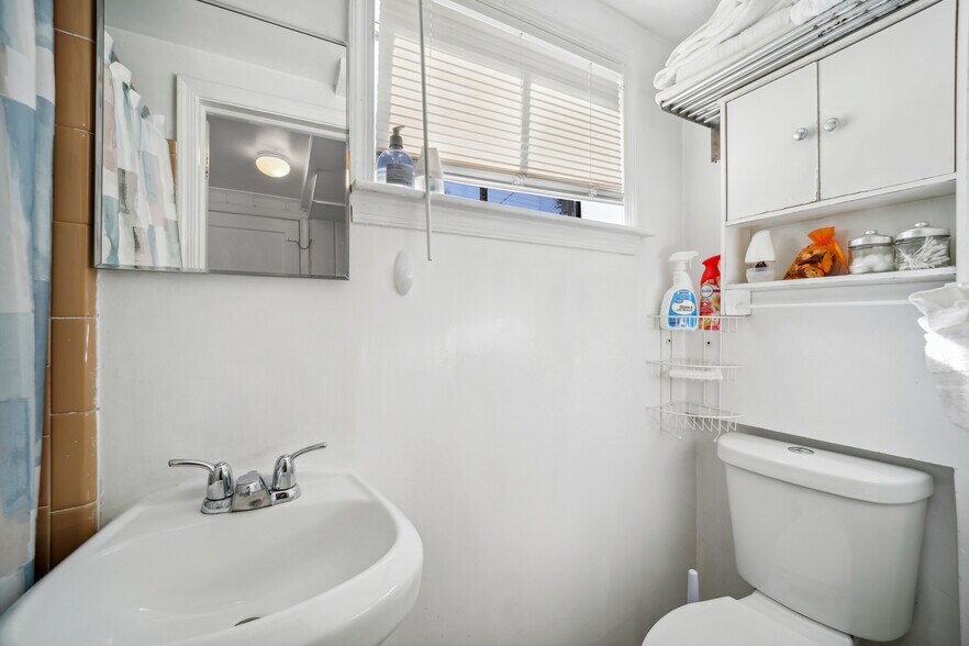 Building Photo - 2600 S Eads St