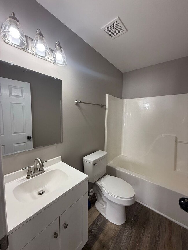 Building Photo - You'll Love the Modern Upgrades in this Fully Remodeled Condo!
