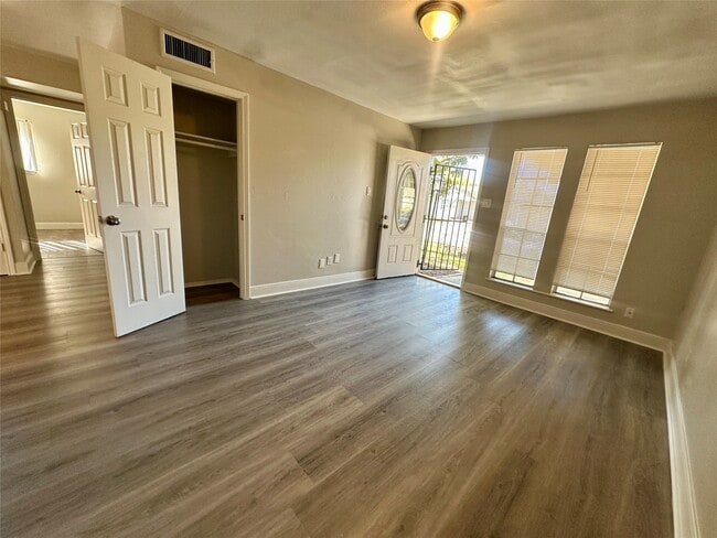 Building Photo - 9834 Denning Dr