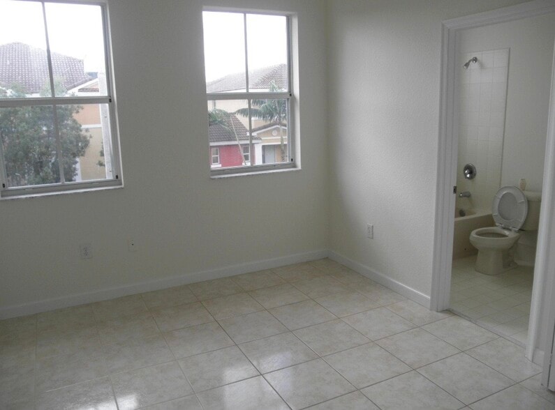 Building Photo - 2906 Shoma Dr