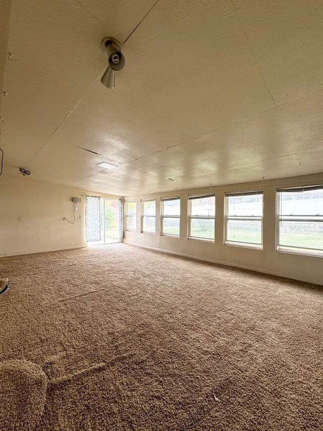 Building Photo - Large 3 Bed, 3 Bath House In Greeley - 4 bonus rooms in basement!