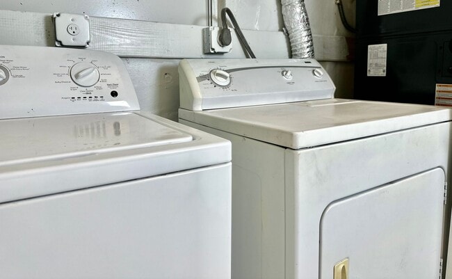 Building Photo - Huge 3 Bed House For Rent