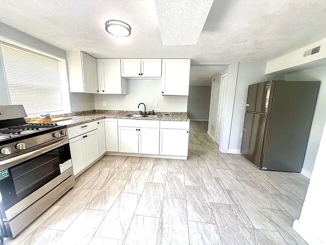 Building Photo - Renovated 2 Bedroom