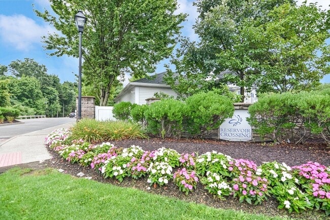 Building Photo - 614 Pond St