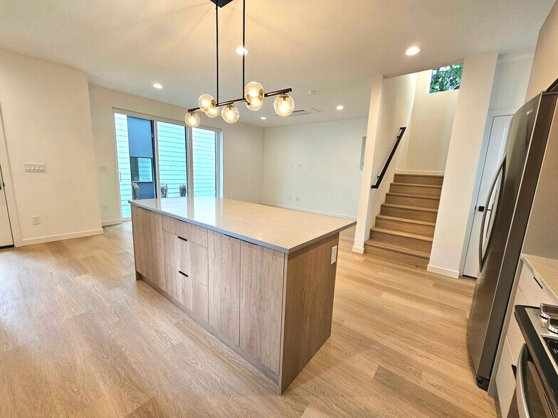 Building Photo - 922 16th Ave