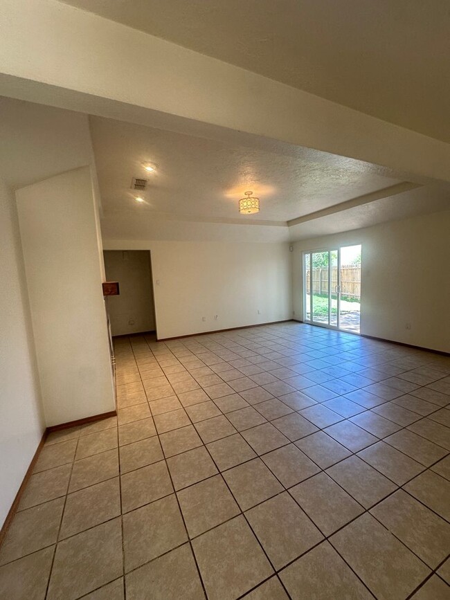 Building Photo - 3 Bedroom 2 Bath Home!