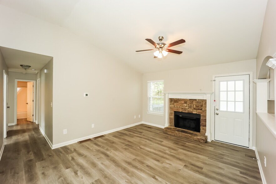 Building Photo - 575 Sycamore Dr