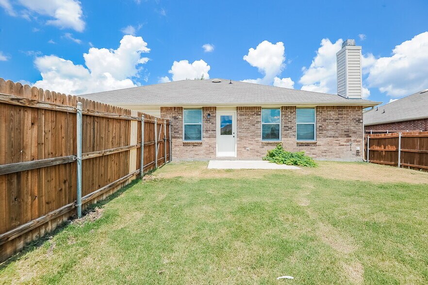 Building Photo - 2999 Fallbrook Dr