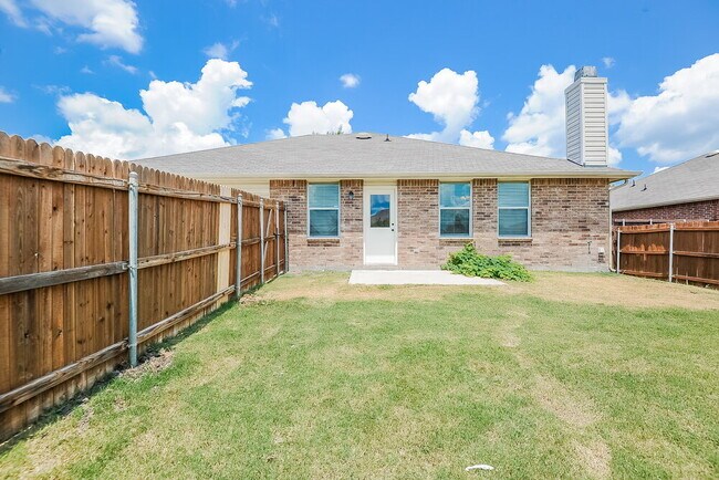 Building Photo - 2999 Fallbrook Dr