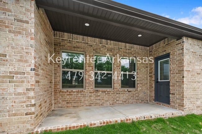 Building Photo - 4 Bed, 2 Bath Home