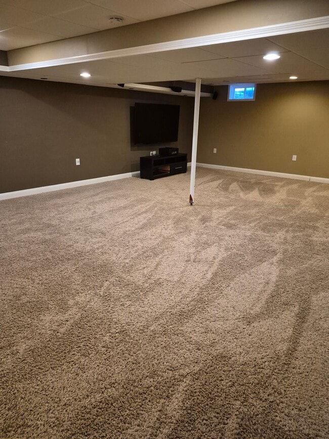 Building Photo - 79 Rogue River View Dr NE