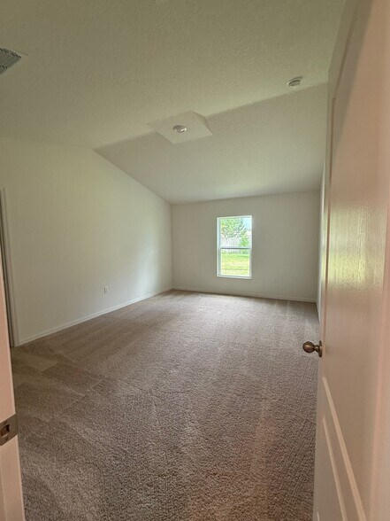 Building Photo - 15 Rivera Ln
