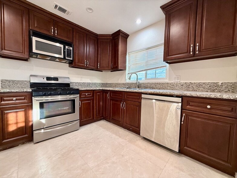 Building Photo - 1004 S Bruce Ln