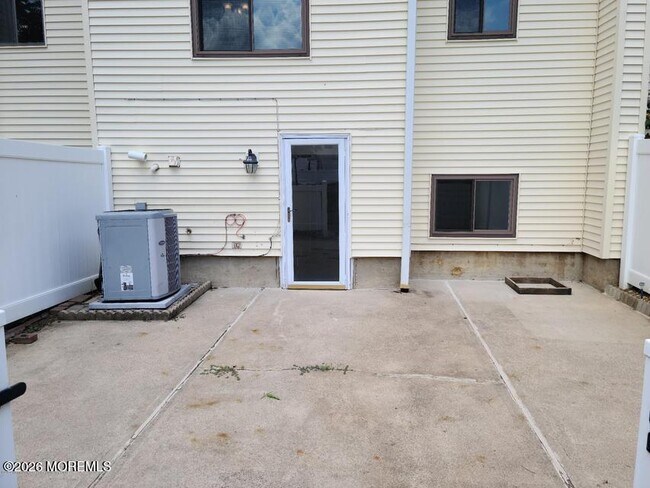 Building Photo - 215 Clubhouse Dr