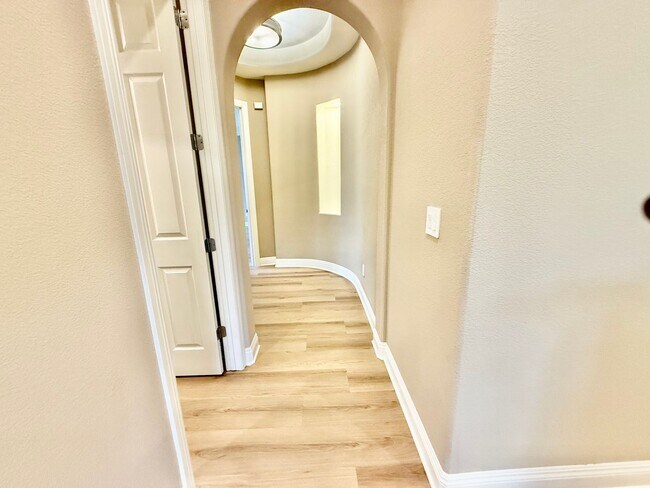 Building Photo - Executive Home available NOW