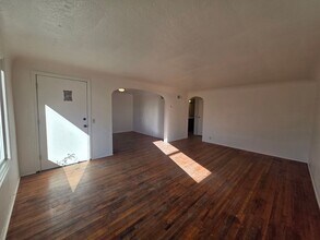 Building Photo - Charming 2 bed 1 bath